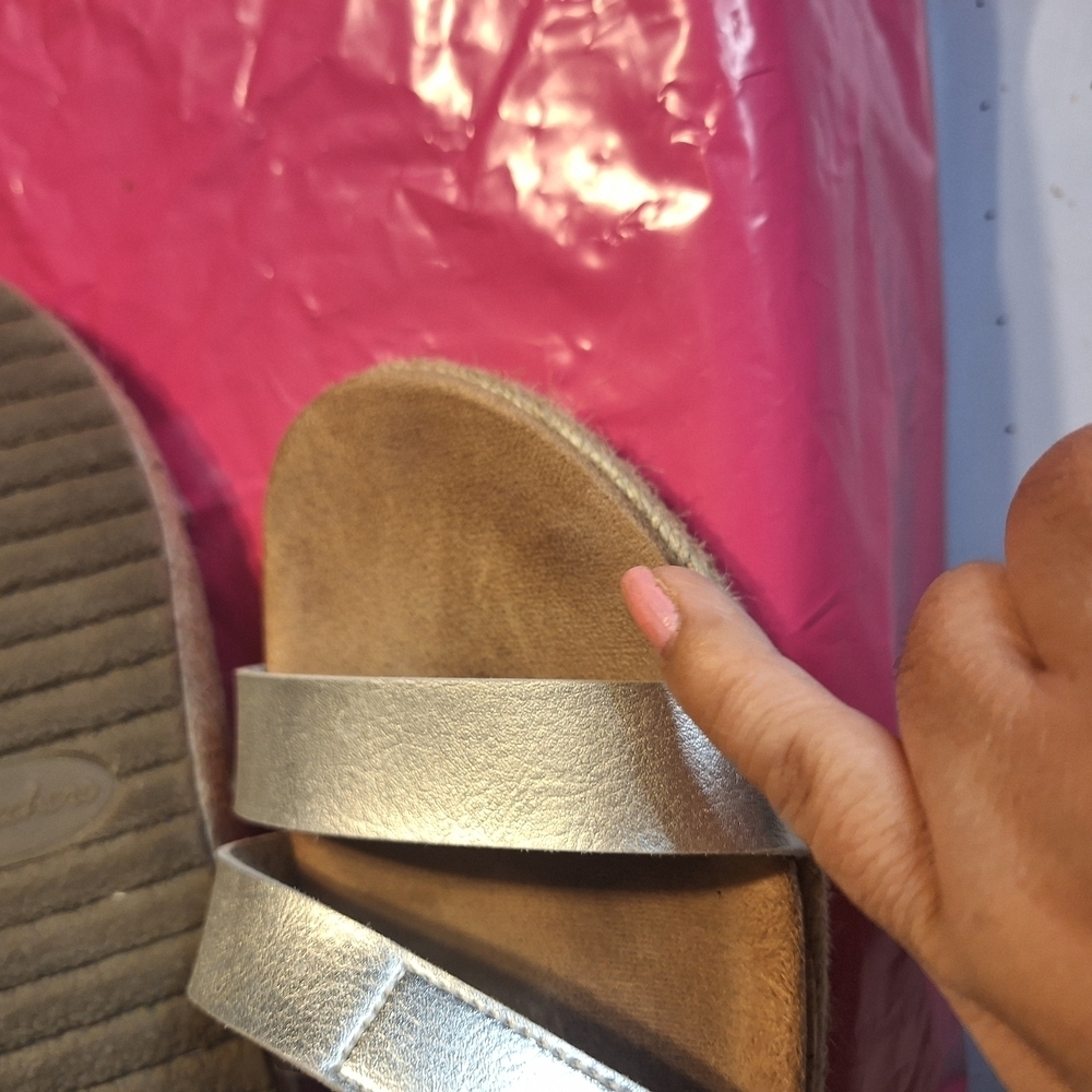 Skechers Silver Sandals with Metallic Straps. Size 7 - Picture 8 of 10